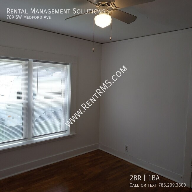 Building Photo - 709 SW Medford Ave