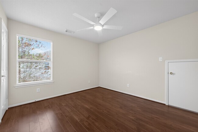 Building Photo - 14335 Plum Springs Dr