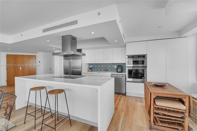 Building Photo - 400 S Pointe Dr