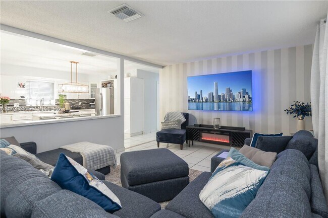 Building Photo - 5640 Hayes St