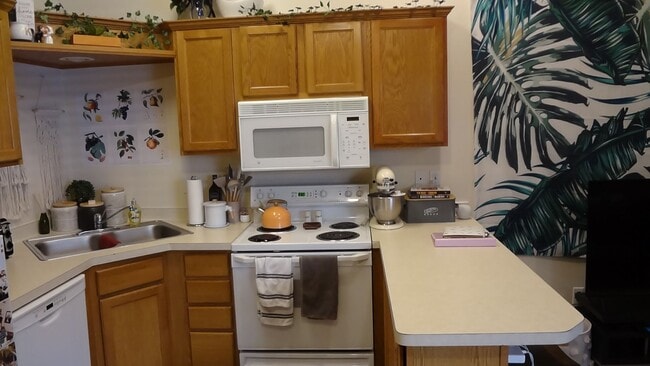 Building Photo - Contract Sale: One Bedroom near Utah Valley Hospital and Provo Recreation Center