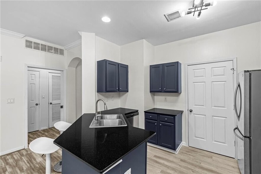 Building Photo - 5641 Roswell Rd