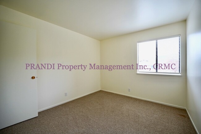 Building Photo - Corner Unit Townhome with Storage and A/C