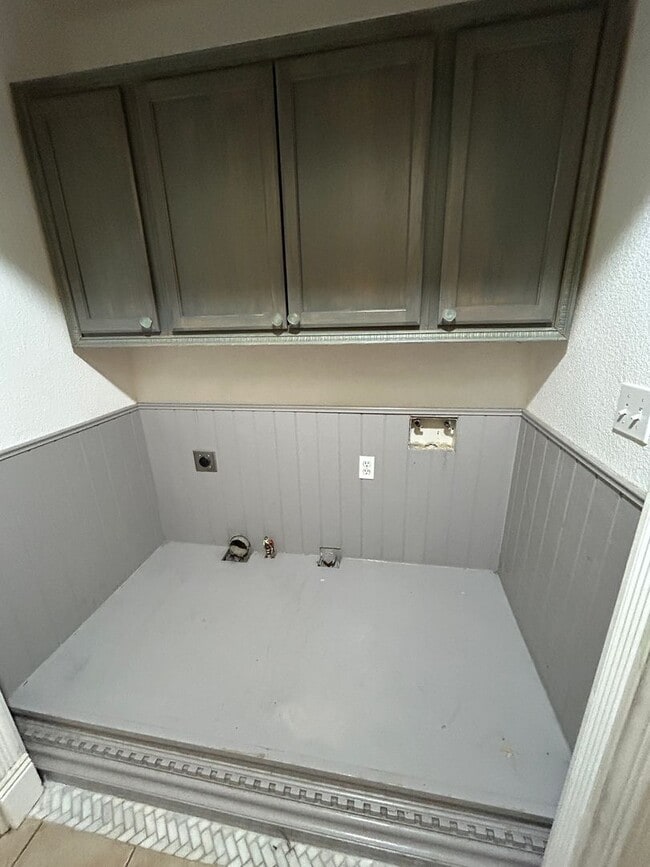 Building Photo - Spacious, open and upgraded home in Northwest Hanford....with 30 solar panels!!!