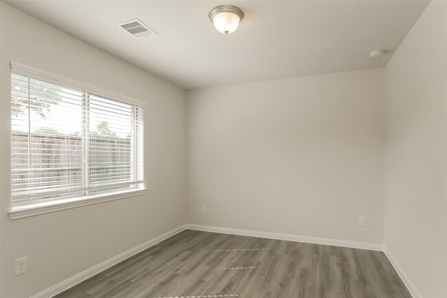 Building Photo - 13401 Raintree Dr