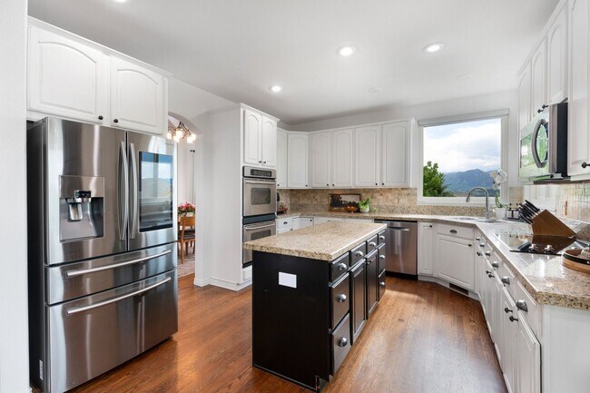 Building Photo - Elegant Mountain-View Retreat in Stone Cro...