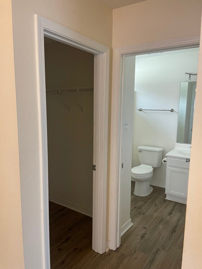 Building Photo - 808 Crystal Wells Ct S