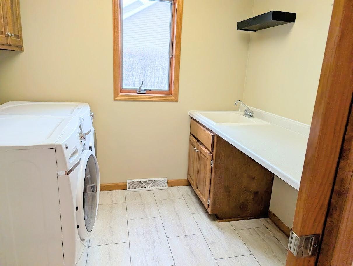 Building Photo - N9427 Handel Dr