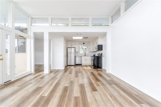 Building Photo - 346 Carpenter Dr NE