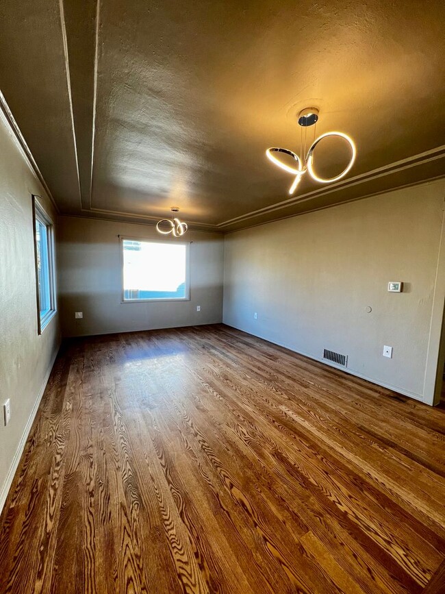 Building Photo - Move in special-$200 off first month's rent!