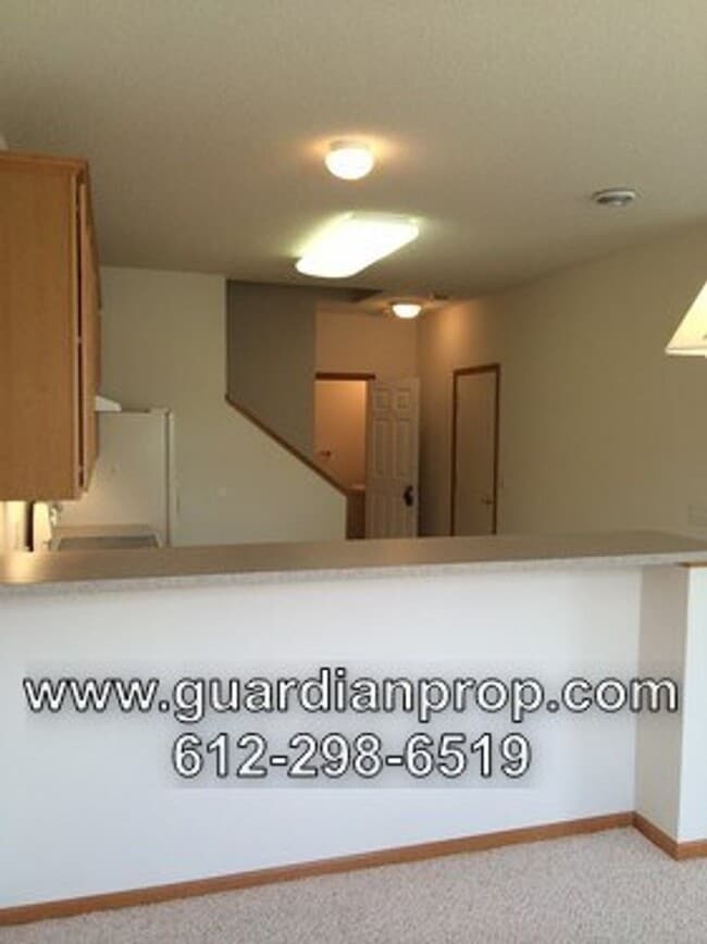 Building Photo - End Unit Townhouse for October 1 Close to ...