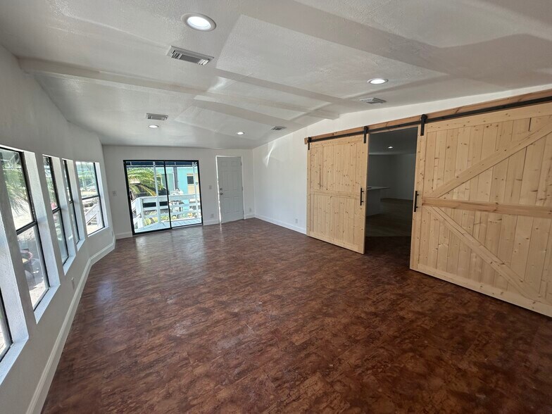 Building Photo - 320 Little Miss Muffett Ln