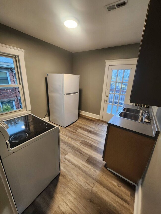 Building Photo - 1571 Dille Rd