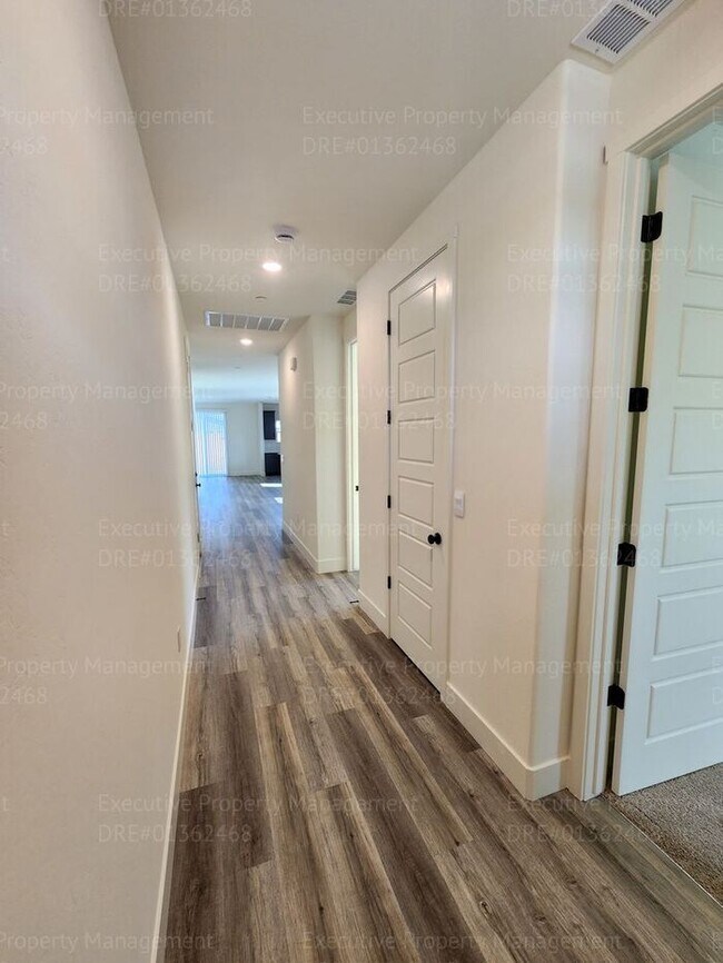 Building Photo - 4 bedroom/ 3 bathroom split-wing home. *Mo...