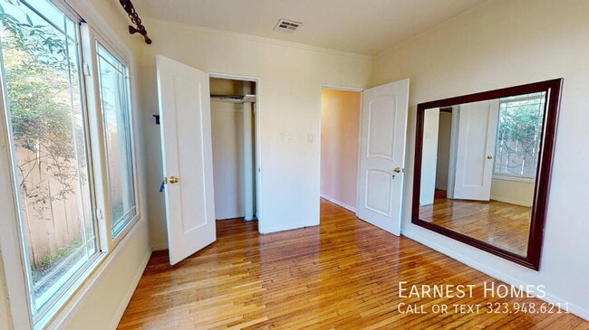 Building Photo - 517 E Chestnut St