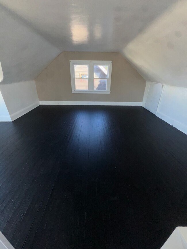 Building Photo - Charming 3-Bedroom Property in Prime Location (SECTION 8 VOUCHERS ACCEPTED)