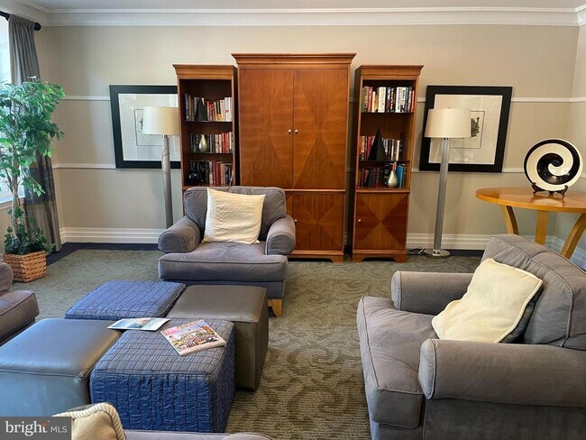 Building Photo - 4950 Brenman Park Dr