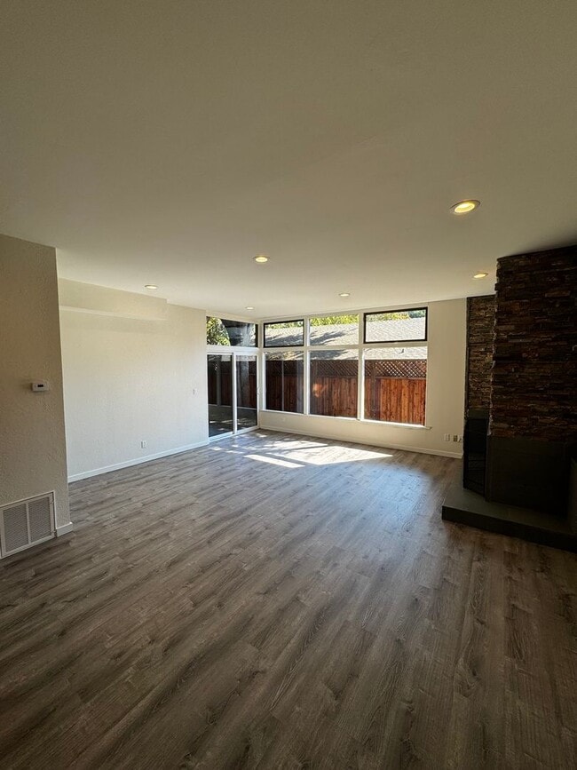 Building Photo - Gorgeous Updated 3-Bedroom Townhome in Pri...