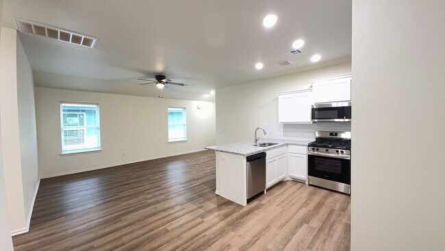 Building Photo - 3 Bedroom 2 Bath 2 Car Garage Duplex in Gr...