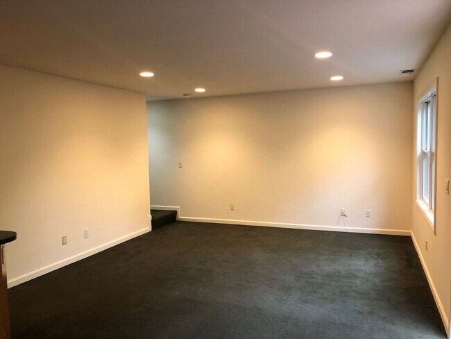 Building Photo - COMING SOON-Spacious 5bdr/3bath units available for a lease ending May 30. Building is located at...