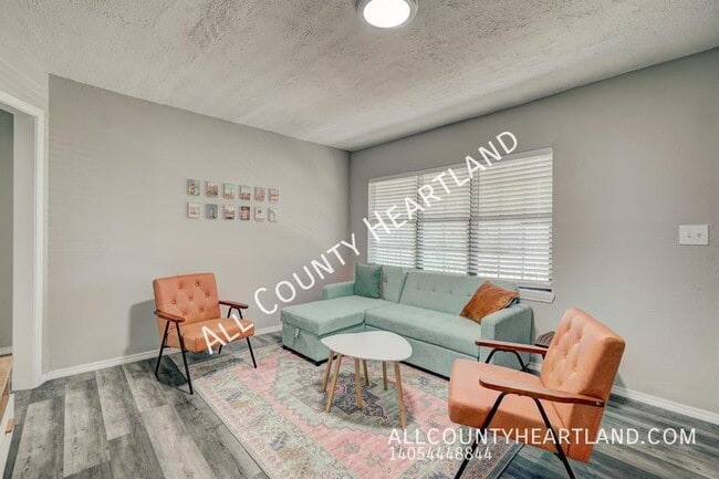 Building Photo - 625 Iowa St