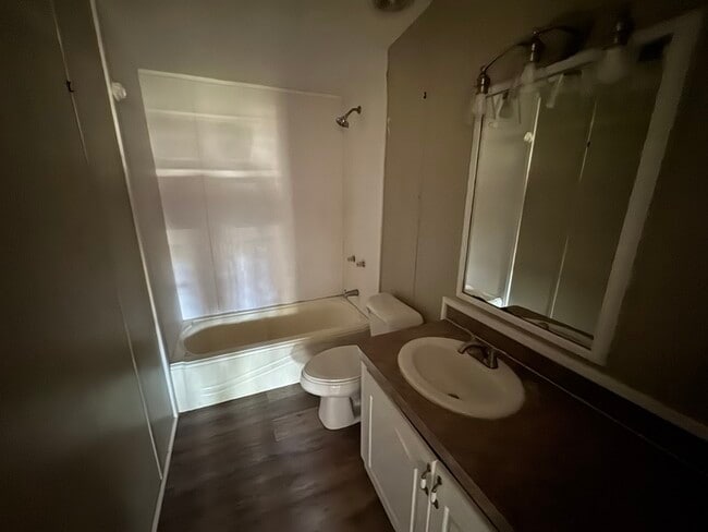 Building Photo - 237 Temple Cir W