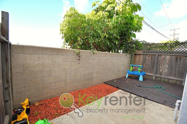 Building Photo - End-Unit Newly Remodeled Townhome in Clair...