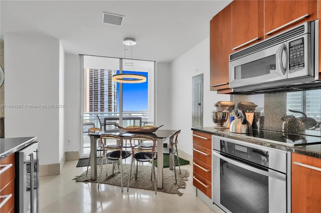 Kitchen - 901 Brickell Key Blvd