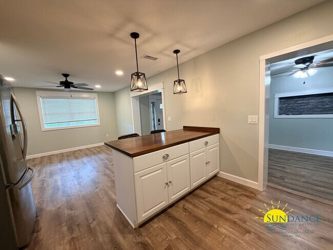 Building Photo - Stunning 3BR Home in PRIME Fort Walton Beach neighborhood!
