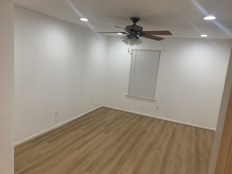 Large formal dining room - 2312 Anders Dr