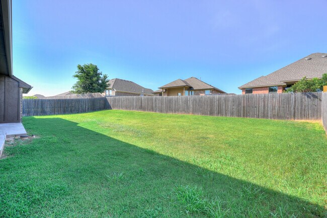 Building Photo - 1713 Pinewood Dr