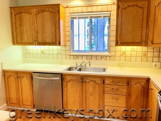 Building Photo - 3-Bedroom Unit on one level with a 1-car garage! Rent includes water-sewer and garbage!