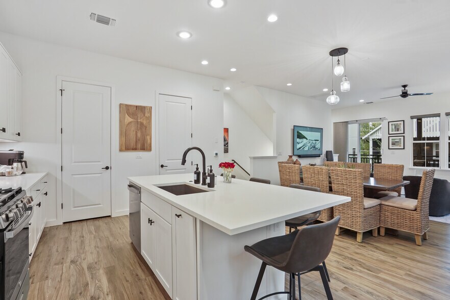 Building Photo - 3809 Valley View Rd