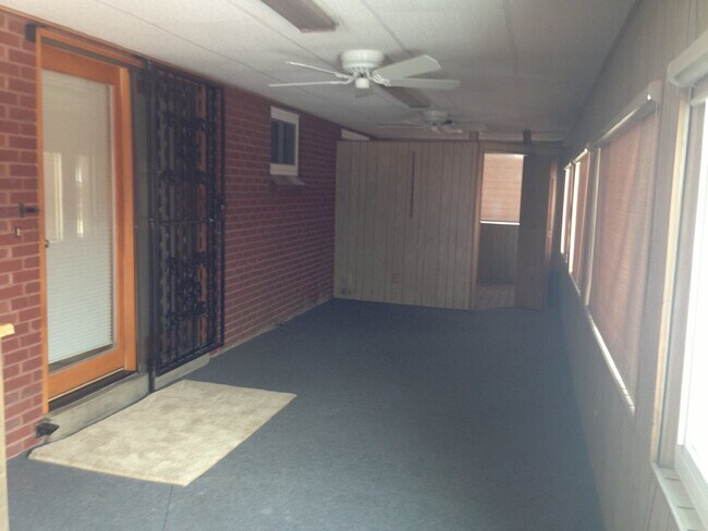 Building Photo - Beautiful 3BR/2BA home ! Great yard & garage