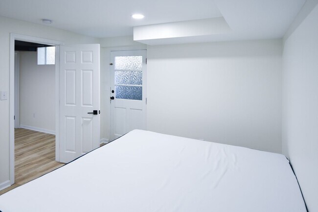 Building Photo - 5 Bedroom || 2 Bathroom - Single Family Ho...
