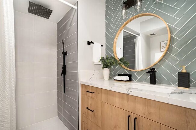 Building Photo - 531 Hahaione St