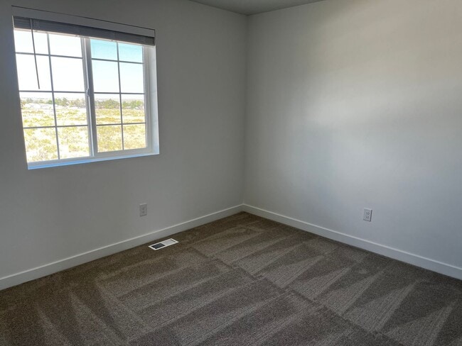 Building Photo - GET $500 OFF THE FIRST MONTHS RENT!!!!