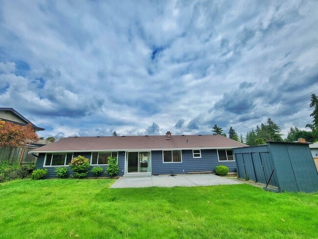 Building Photo - Beautilfully Remodeled 4 Bed 2.75 Bath Ram...