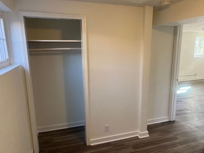 Building Photo - Newly Remodeled 2 Bedroom 1 Bath *Water In...