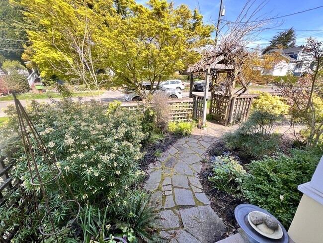 Building Photo - Gorgeous, Executive Living in Beautiful Ma...