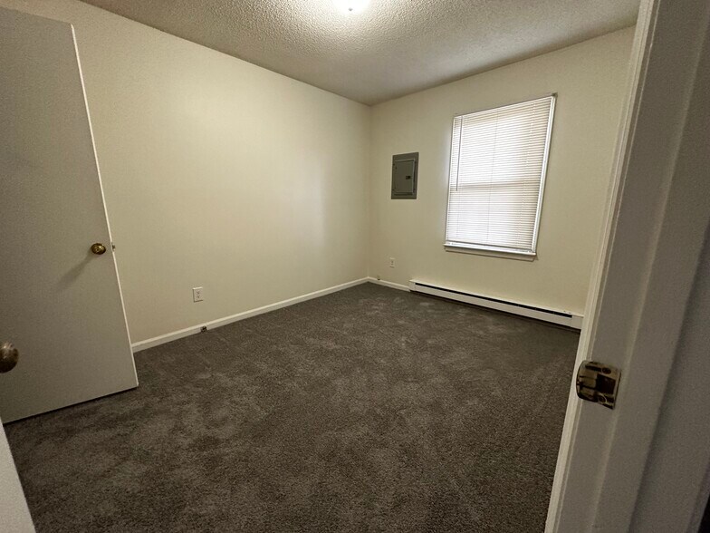 Building Photo - 112 Robbins Ave