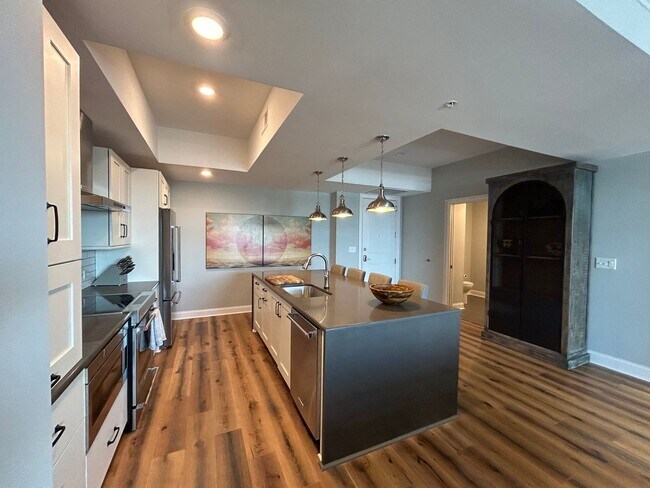 Building Photo - Two bedroom end unit condo with stunning d...