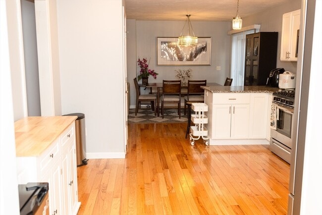 Building Photo - 129 Quinapoxet St