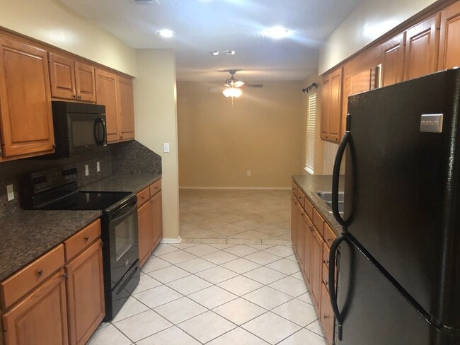 Building Photo - 2 Bedroom Single Family