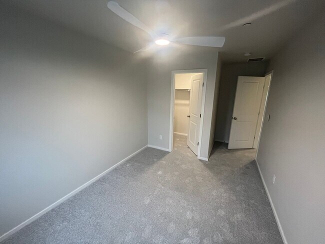 Building Photo - Beautiful 3 Bed 2.5 Bath Townhome in North East Fort Collins!