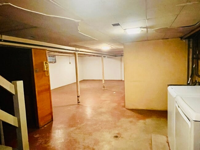 Building Photo - 7724 W Birchwood Ave