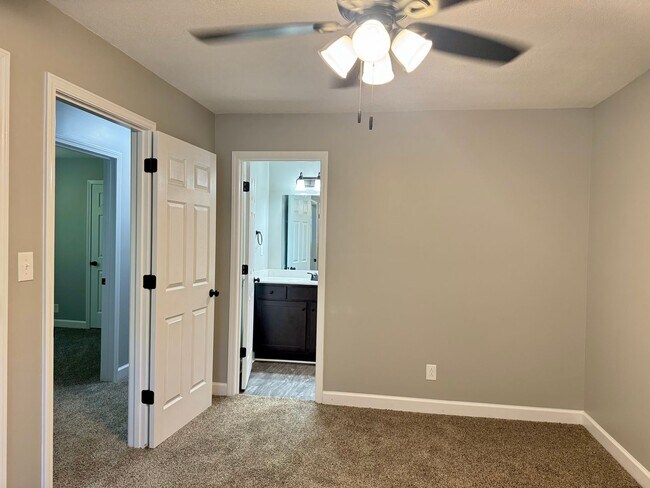Building Photo - Beautiful Country Setting! Brick 3 Bed/2 B...