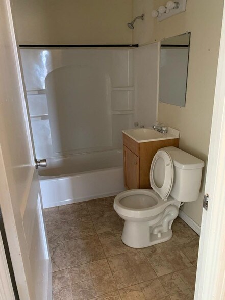 Building Photo - 141 Rosewood Dr