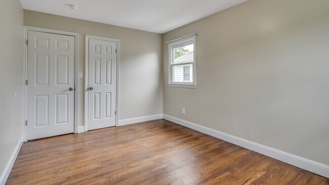 Building Photo - 327 Brookfield Pl