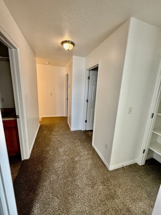 Building Photo - 3 Bedroom/ 2.5 Bath Townhome in Hawk Hollow